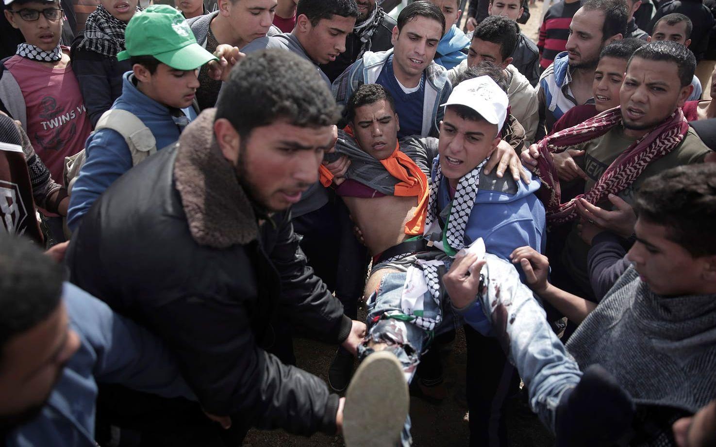 Oroligheter har utbrutit i samdand med en stor demonstration i Gaza, nära den israeliska grängsen. Flera har dödats. FOTO: AP
