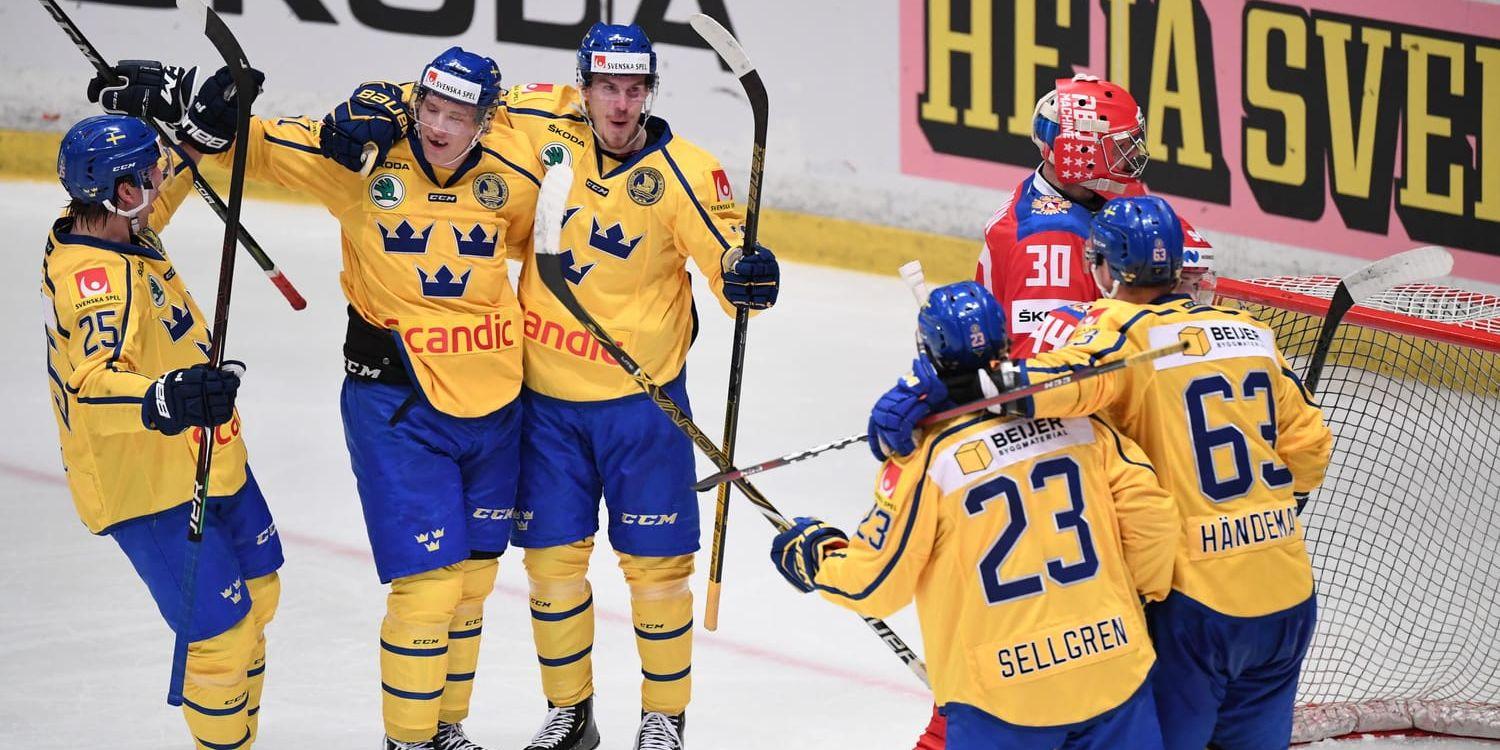 Emil Sylvegård (till vänster) grattar Emil Larsson för ett mål i Tre Kronors hemmaseger mot Ryssland.