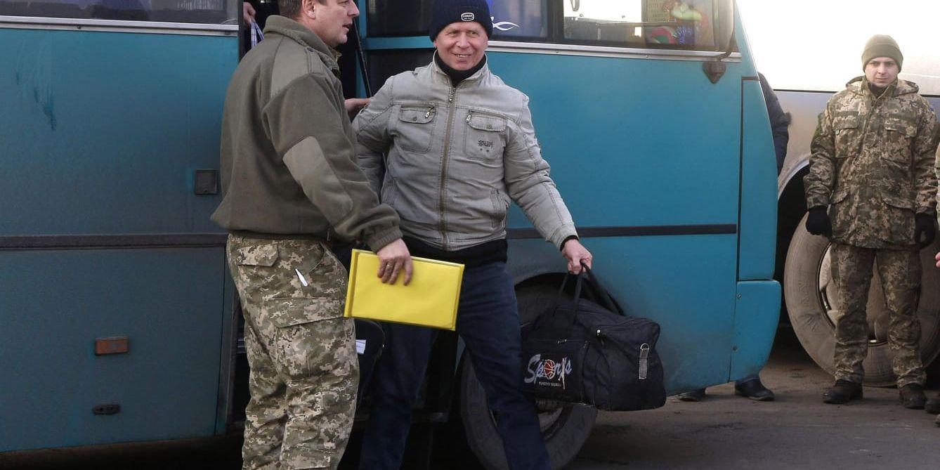 En av de första fångarna i utväxlingen i ukrainska Gorlivka kliver av bussen. Fångutbytet är ett av de största sedan striderna började 2014.