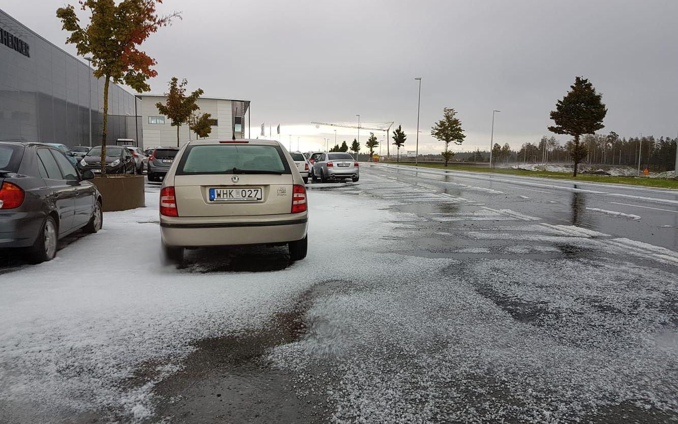 Det var fullt av hagel på Landvetter. Bild: Läsarbild