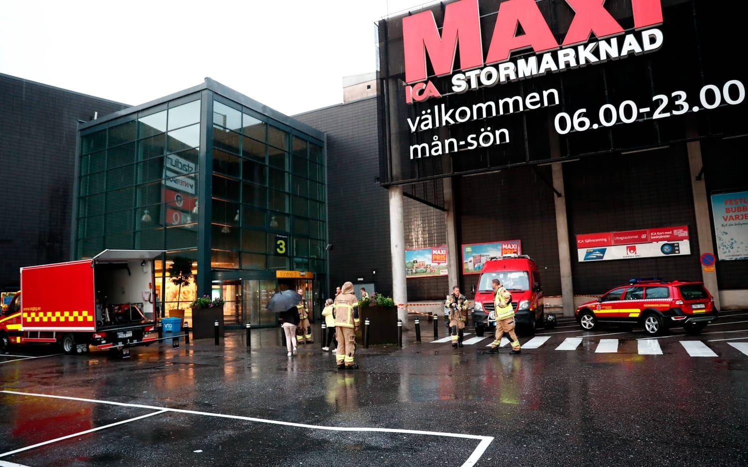 Polisen bekräftar att räddningstjänsten har en pågående insats i köpcentrumet. Bild: Anders Ylander
