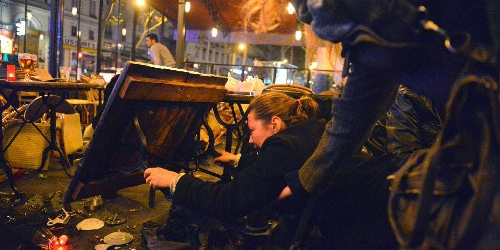 Människor söker skydd på en restaurang i samband med ett polispådrag på en restaurang i närheten av Place de la Republique i Paris vid 19-tiden på söndagskvällen.