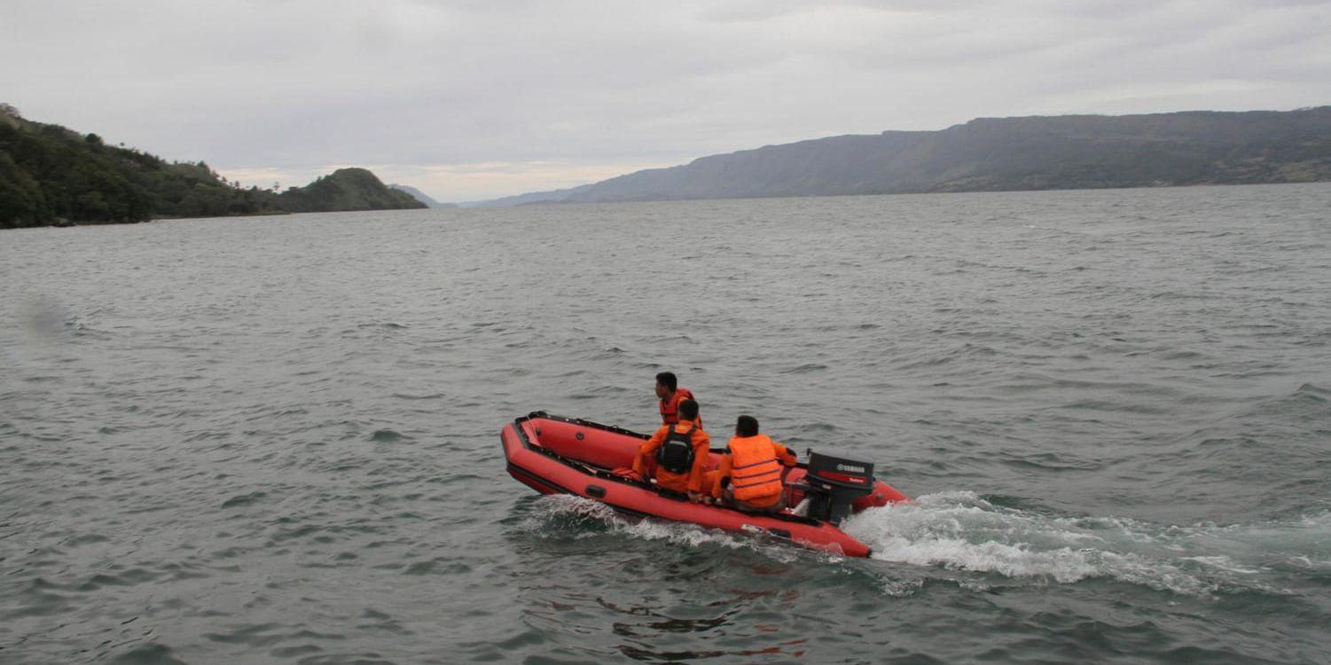 Räddningsarbetare på Tobasjön i provinsen norra Sumatra.