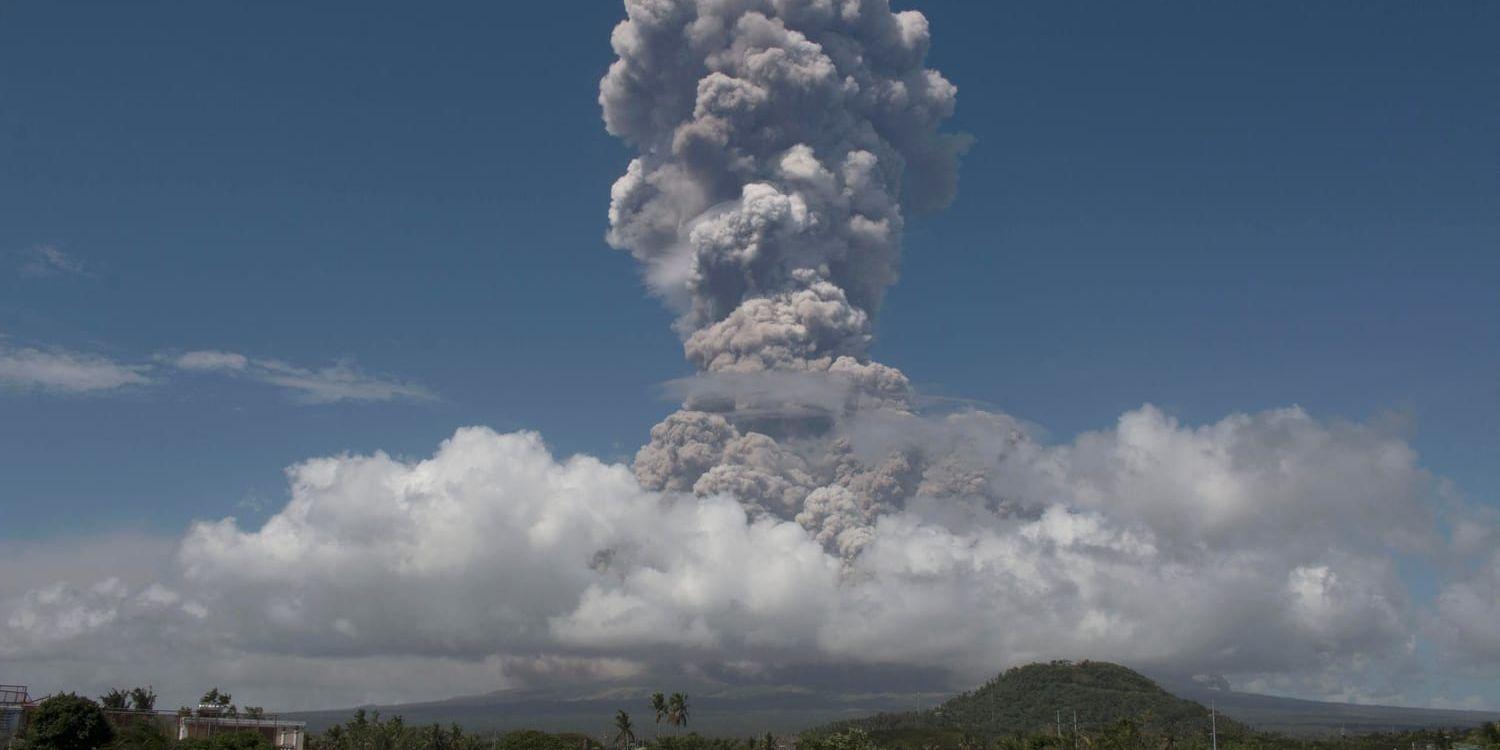 Ett askmoln stiger från vulkanen Mayon i Filippinerna.