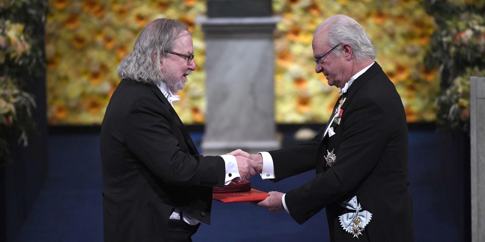 Medicinpristagaren James Allison tar emot sitt Nobelpris av kung Carl Gustaf under måndagens prisutdelning i Konserthuset i Stockholm. 