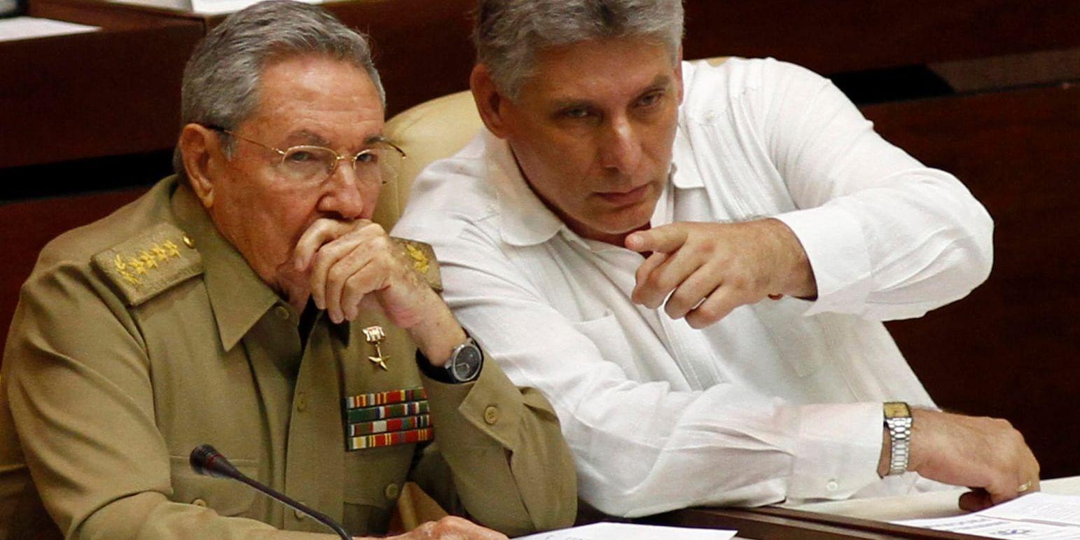 Kubas avgående president Raúl Castro tillsammans med den dåvarande vicepresidenten, Kubas nye ledare Miguel Diaz-Canel, i nationalförsamlingen i Havanna för några år sedan.