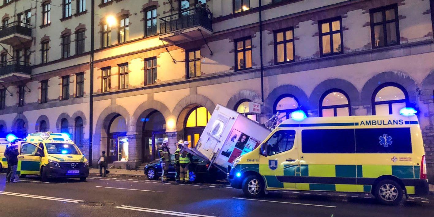 Tre personer har förts i ambulans till sjukhus sedan en bilist kört på flera andra bilar på Södermalm i Stockholm. Bilen kan även ha kört in i en husfasad, enligt polisen.