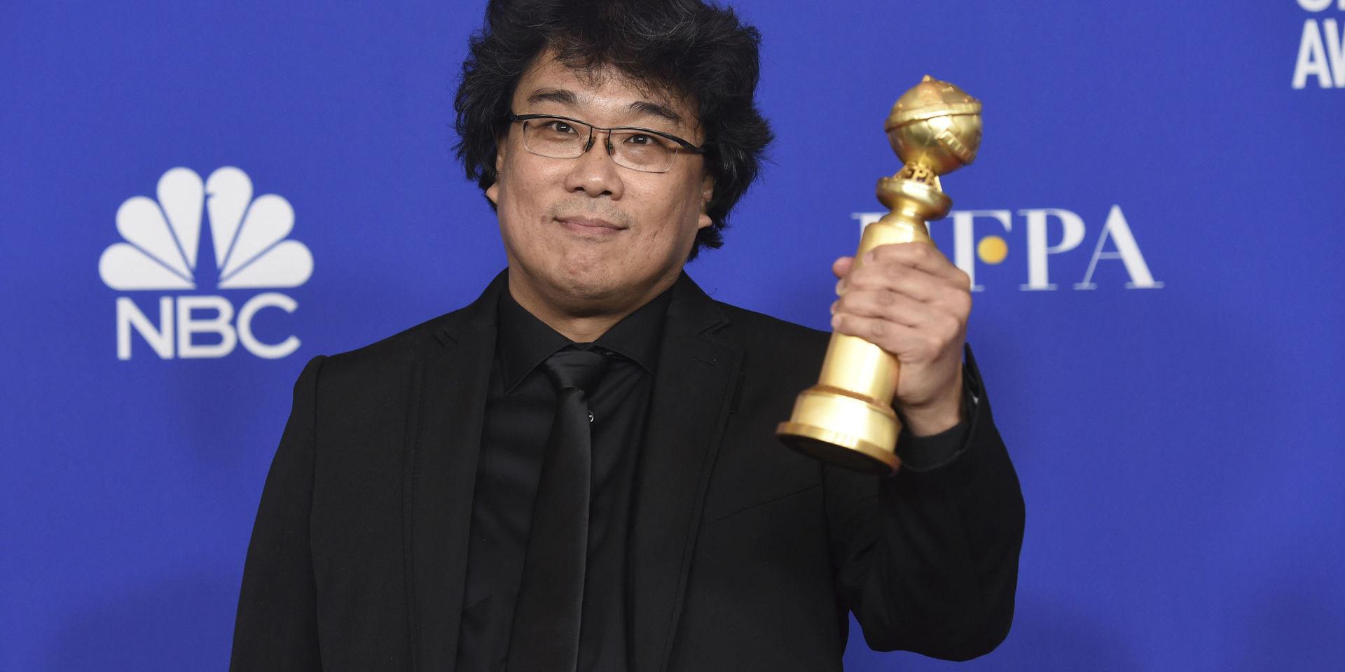 Bong Joon-Ho med sin nyvunna Golden Globe-statyett. 