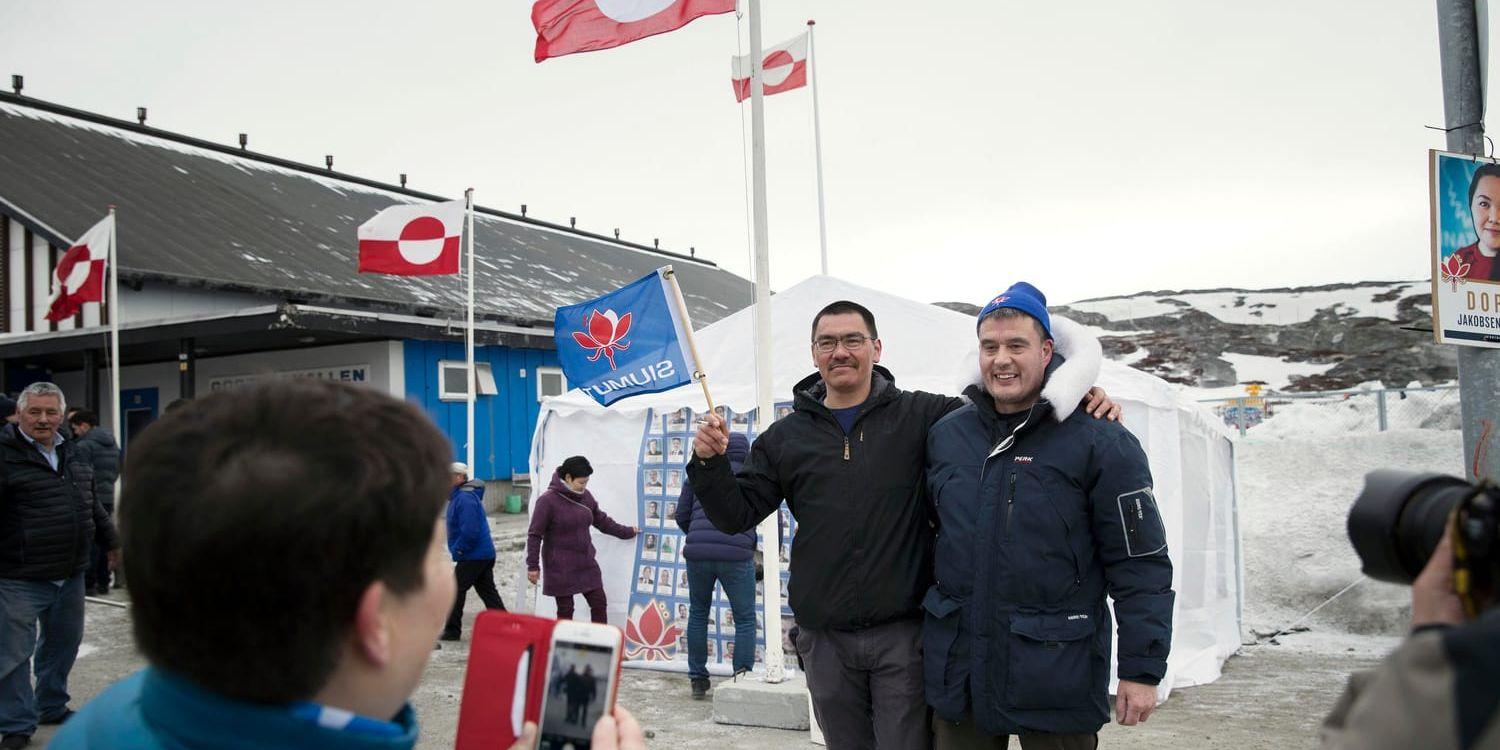 Grönlands regeringschef Kim Kielsen, till höger, och Karl Kristian Kruse, kandidat i valet för Kielsens parti Siumut, fotograferade i Nuuk under valdagen.