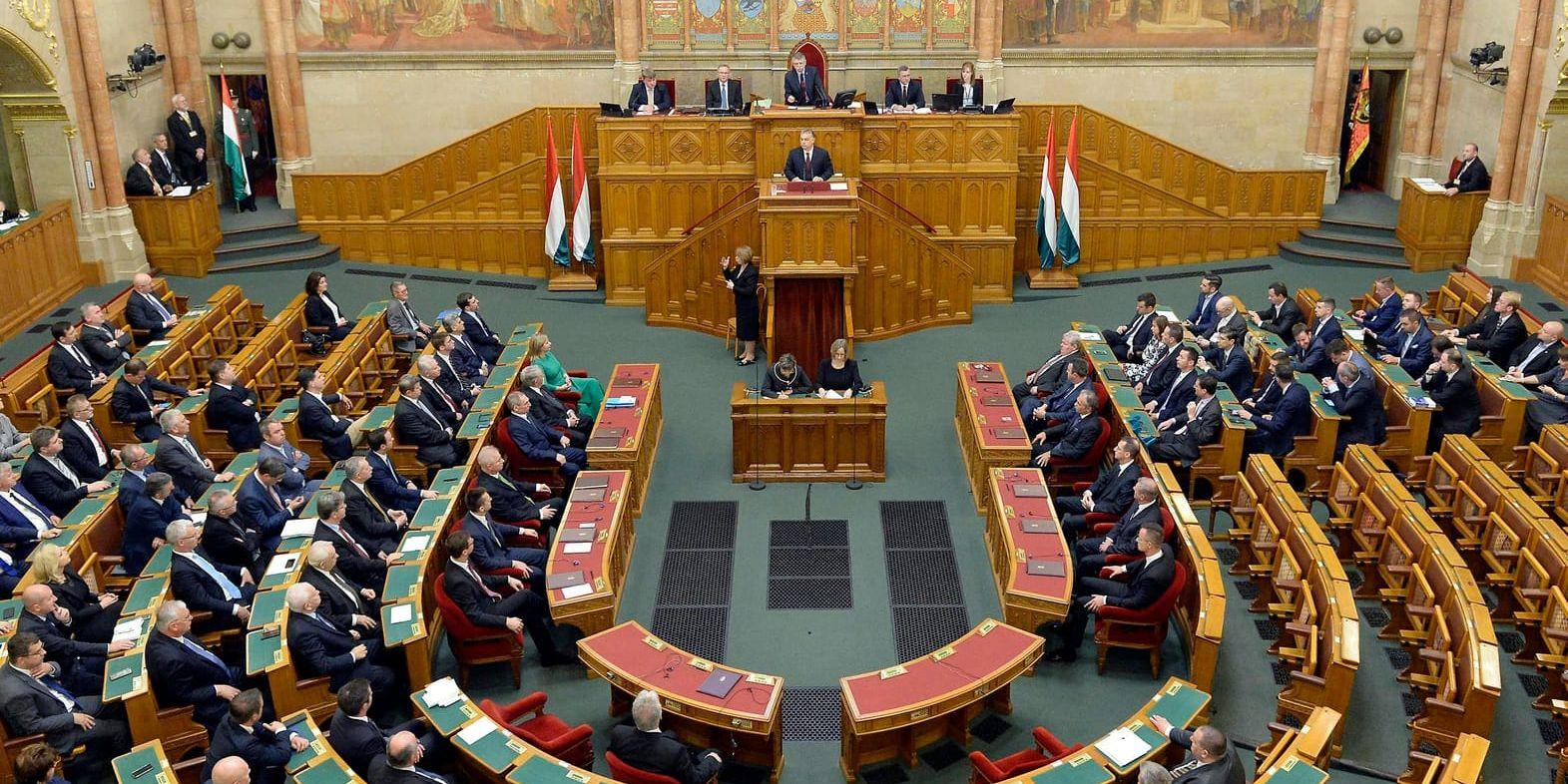 Ungern ser över sin konstitution. På bilden parlamentet i Budapest. Arkivbild.