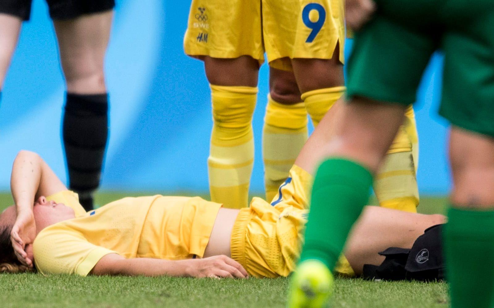 Värre såg det ut när duktiga Jessica Samuelsson fick en smäll mot foten i slutet av matchen. Bild: Petter Arvidson/Bildbyrån