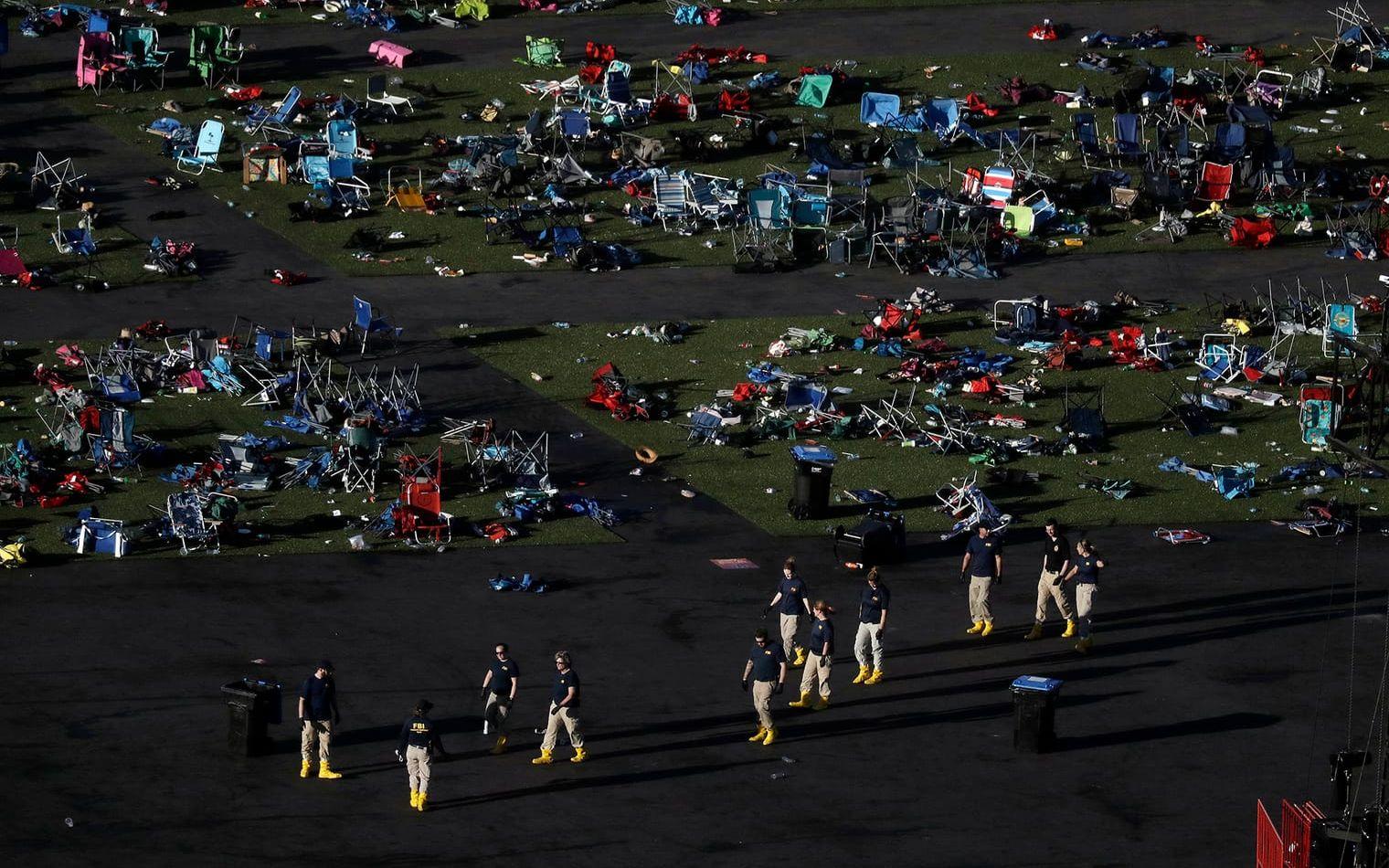 Utredare arbetar på platsen där 22000 människor deltog i en country-festival innan de utsattest för den värsta masskjutningen i moderna amerikansk historia.FOTO: Marcio Jose Sanchez/AP
