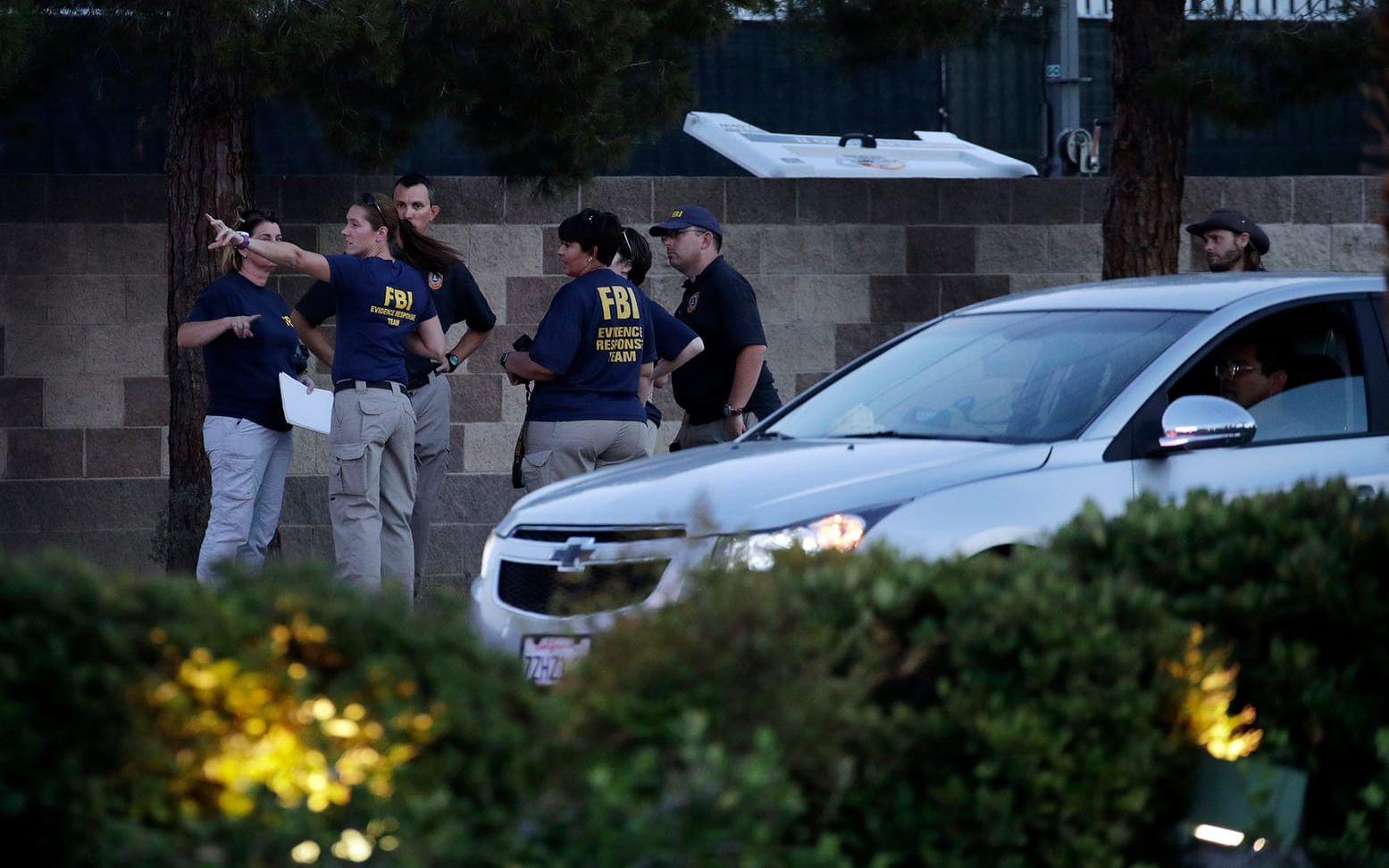 FBI-agenter på plats vid brottsplatsen. FOTO:John Locher/AP
