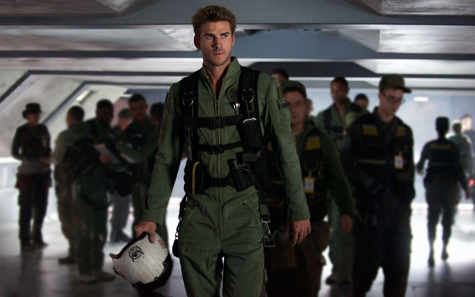 Liam Hemsworth, mest känd från Hungerspelenfilmerna, spelar Jake Morrison.
