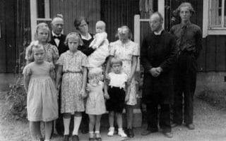 Folke Dahlberg, längst till höger i bilden, är på barndop hos Hjalmar Ring och hans familj. Ur privat familjealbum.