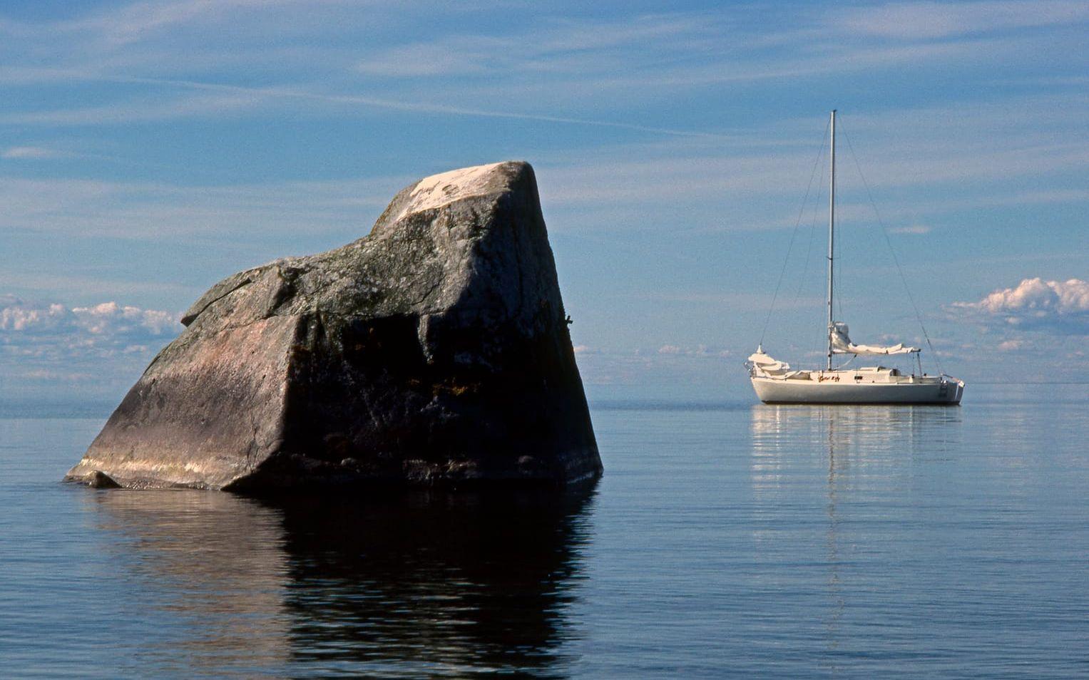 Stora Röknen är en stilla plats. Då och då glider segel- och fritidsbåtar förbi. Foto: Anders Åkerberg.