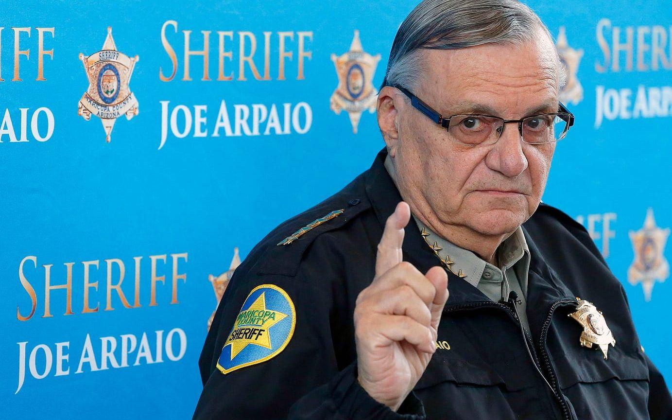 Joe Arpaio, då sheriff för Maricopa County, under en presskonferens 2013. FOTO: Ross D. Franklin/AP
