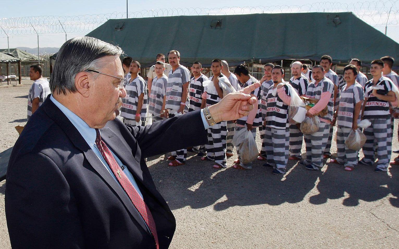 Sheriff Joe Arpaio med cirka 200 illigala invandrare som fängslats ihop med handfängsel 2009. FOTO: Ross D. Franklin/AP
