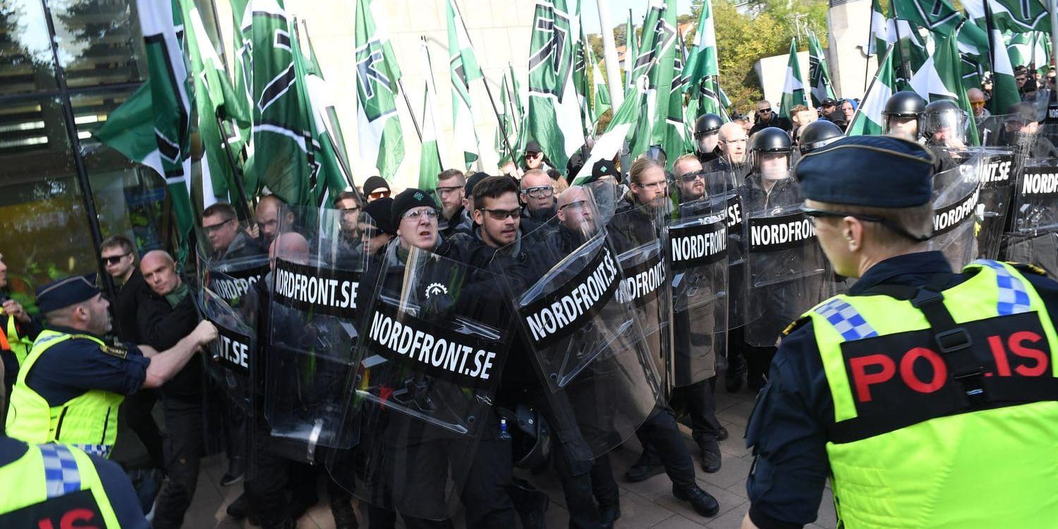 Nordiska motståndsrörelsens (NMR) är en öppet nazistisk organisation som förkastar den parlamentariska demokratin. Här i sammandrabbning med polis under en demonstration i Göteborg i september. Arkivbild.