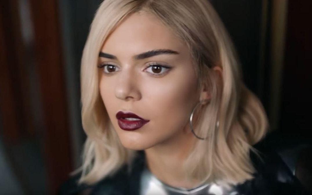 I en två och en halv miuter lång reklamkampanj får man se Kendall Jenner under en modefotografering med en blond peruk.Foto: Pepsi/Skärmdump.
