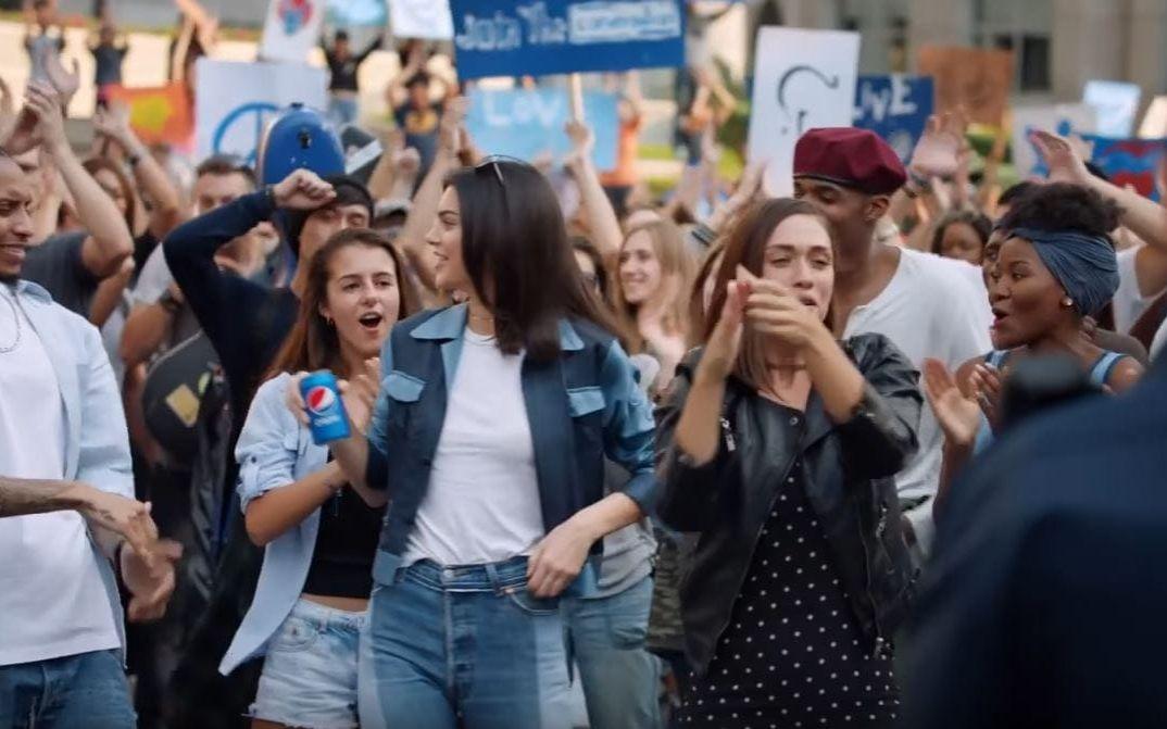 "Alla aktivister i världen känner sig korkade nu när de inser att allt som krävs för att fixa grejer är Kendall Jenner och en Pepsi." Foto: Pepsi/Skärmdump.

