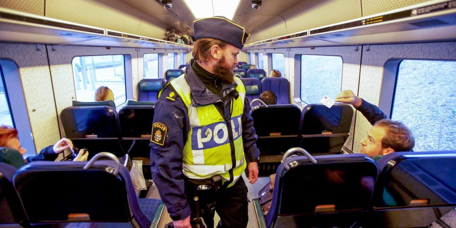 Polis kontrollerar id-kort och pass för resande på tåget från Danmark (Arkivbild).