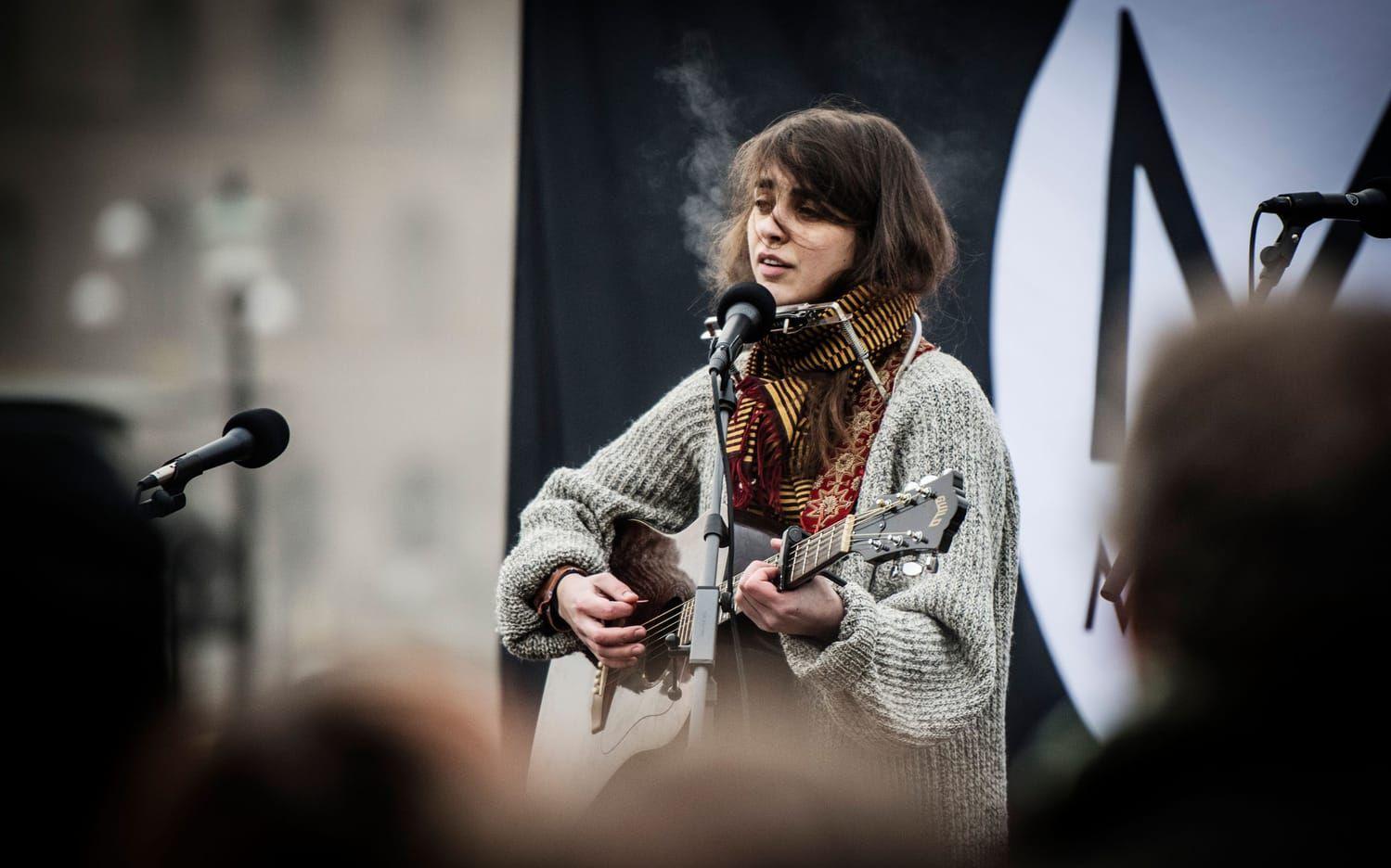 Bild: Olof Ohlsson. Amanda Werne Slowgold spelade under musikmanifestationen mot den nya asyllagen och åldersuppskrivningar.