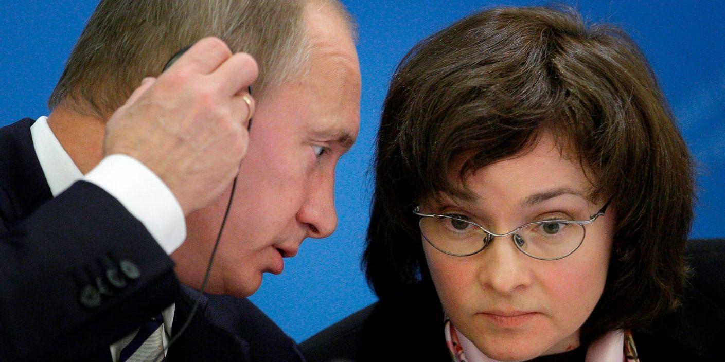 Rysslands centralbankschef Elvira Nabjullina i samspråk med president Vladimir Putin. Arkivbild.