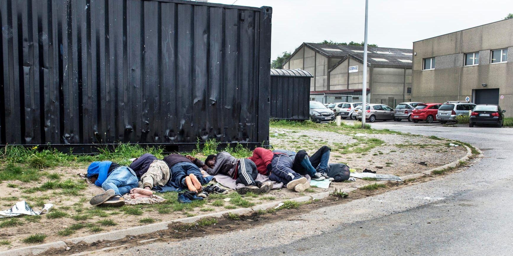 Migranter sover under bar himmel i ett flyktingläger i Calais. Fler migranter försöker nu ta sig till Storbritannien via båt. Arkivbild från 2017.