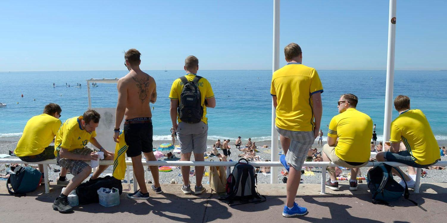 Svenska fans laddar upp inför onsdagens match mot Belgien i Nice. Foto: Janerik Henriksson/TT