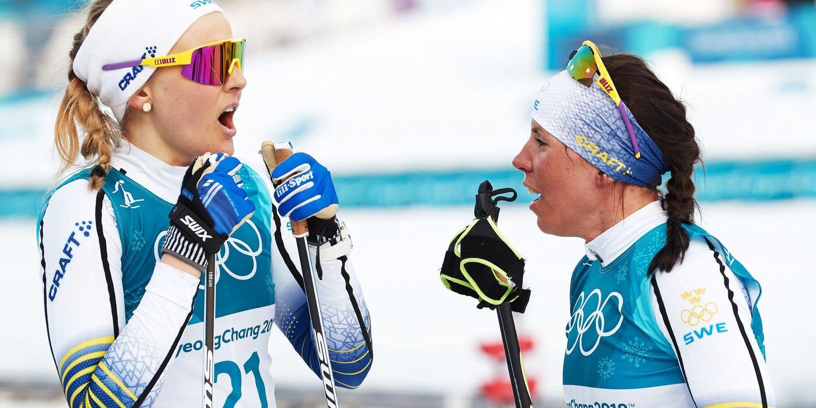 Stina Nilsson och Charlotte Kalla pustar ut efter OS-premiären i skiathlon. På onsdagen går de för guld tillsammans i sprintstafett.
