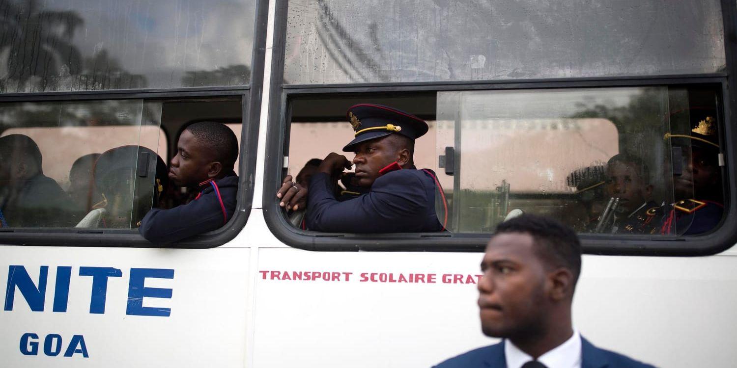Militärer i den nya armén väntar i en buss inför ceremonin i Cap-Haitien.