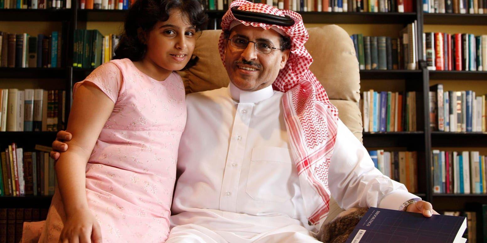 Mohammad al-Qahtani, här tillsammans med sin dotter 2008, är en av tre saudier som prisas för sin kamp för mänskliga rättigheter och demokrati i hemlandet. Samtliga tre avtjänar långa fängelsestraff. Arkivbild.
