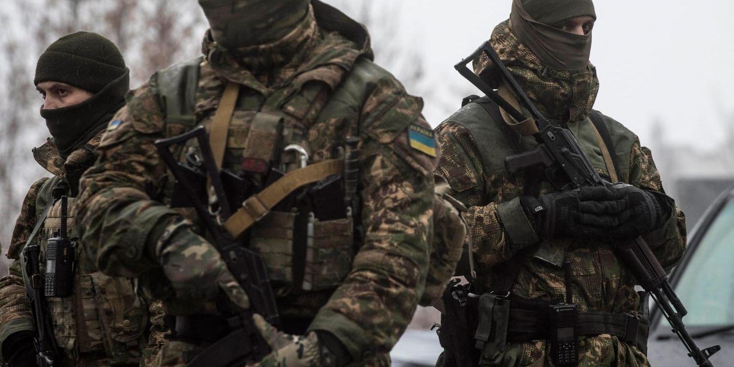Ukrainska soldat under en patrull norr om Donetsk i östra Ukraina. Arkivbild.
