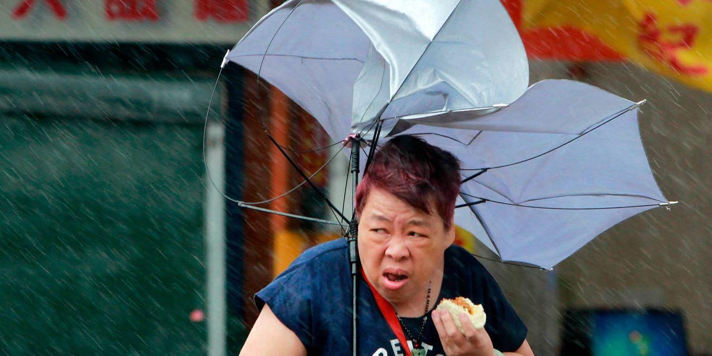 Människor trotsar uppmaningen att hålla sig inomhus för att undvika de kraftiga vindarna från tyfonen Megi, som drar in över Taiwan.