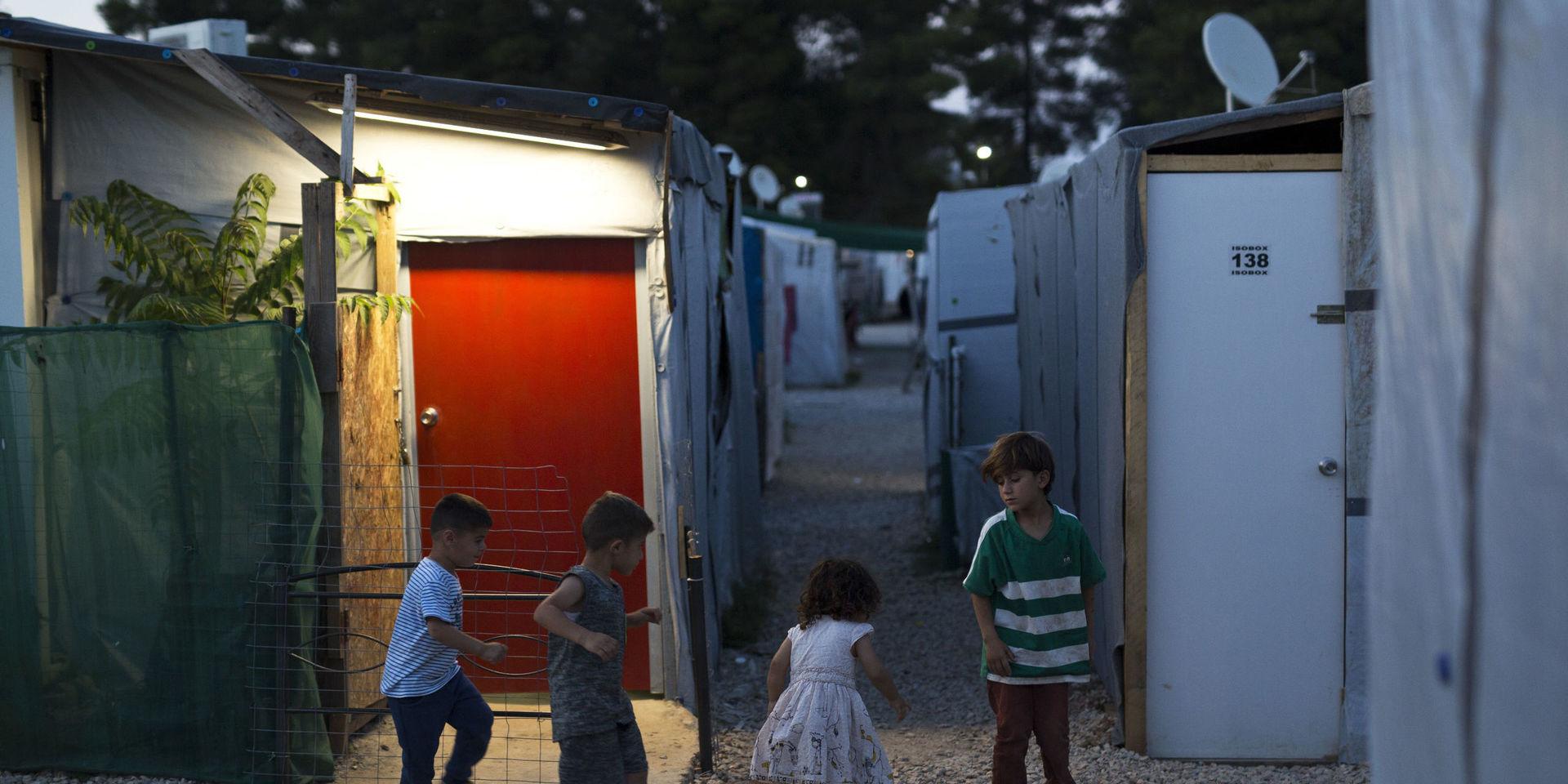 Lekande barn. Fyra barn leker i flyktinglägret Ritsona, omkring nio mil norr om Aten. 