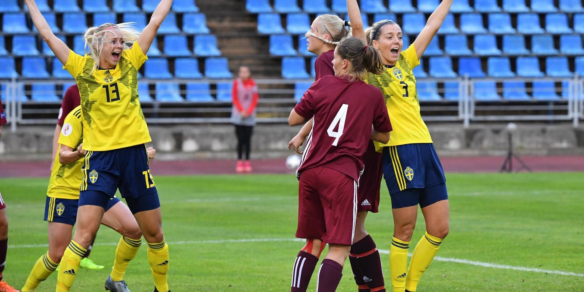 Sveriges Amanda Ilestedt och Linda Sembrant jublar efter ett av målen i EM-kvalmatchen borta mot Lettland. I kväll hoppas Sverige på många liknande måljubel när länderna möts på Gamla Ullevi. Arkivbild.