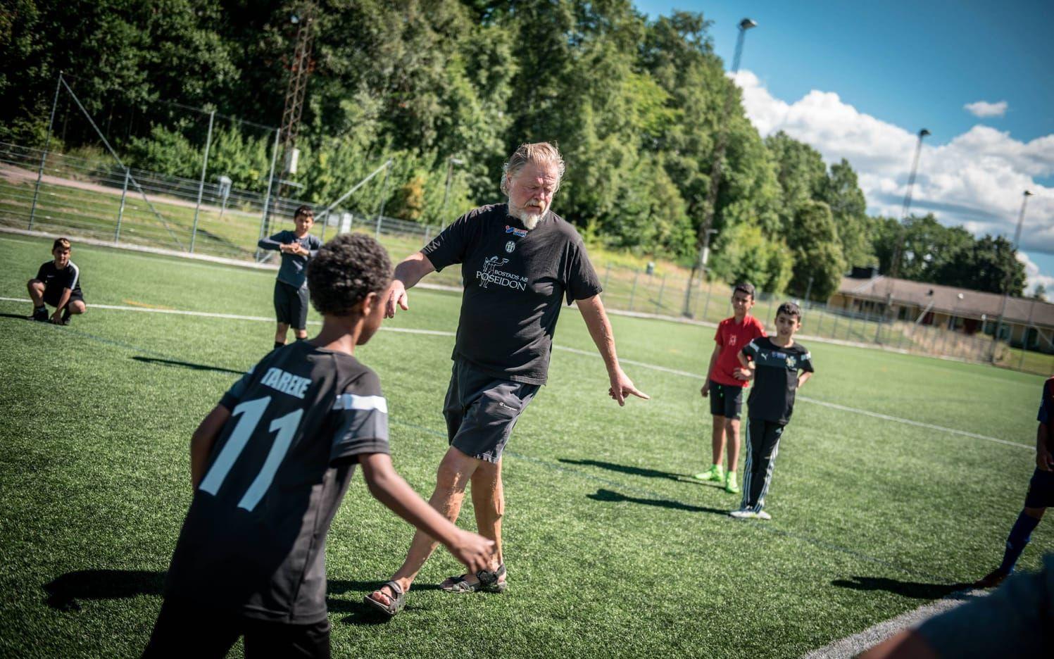 Både han och tränaren Leif Sjöqvist tycker att rasismen inom barnfotbollen måste lyftas mycket mer. Bild: Olof Ohlsson