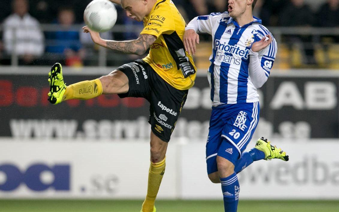 Samuel Holmén och Victor Sköld i kamp om bollen. Bildbyrån.