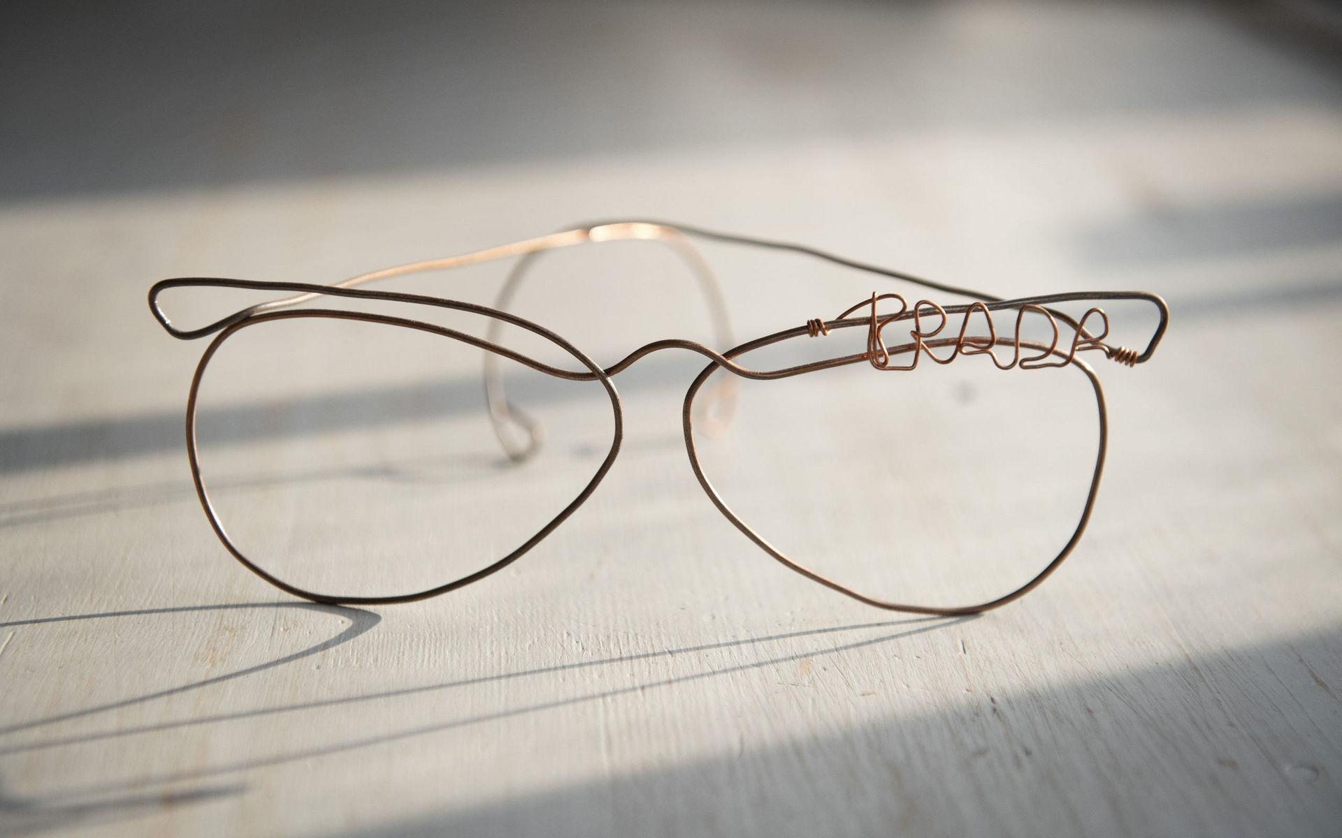 Ett par tunna ”glasögon” som Anna Lefvert skapade under en tripp till Barcelona.
