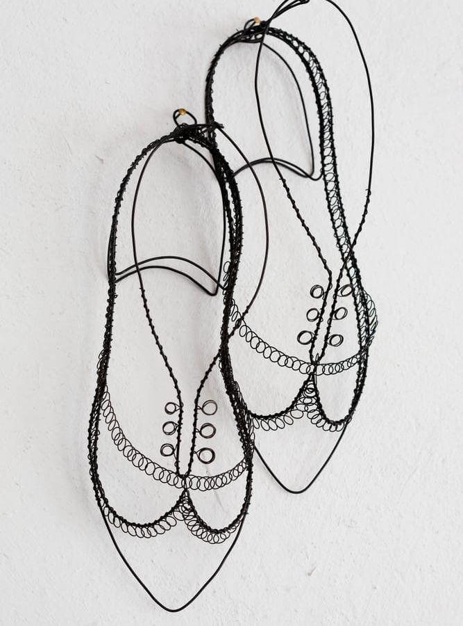 Ett par skor av metalltråd. &quot;I Frankrike och Italien har det blivit en stor konstform&quot;, berättar Anna Lefvert.