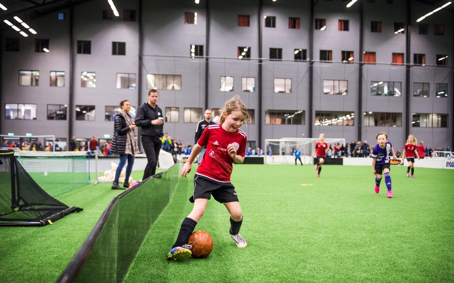 Ebba Bagge, född 09, har koll på både boll och sarg.