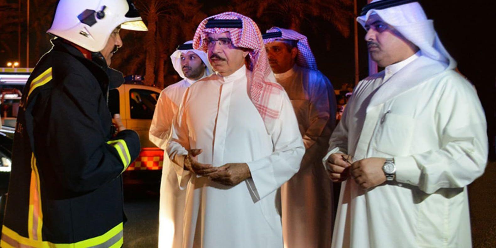 Den bahrainske inrikesministern Sheikh Rashid bin Abdullah Al Khalifa besöker platsen där explosionen inträffade.