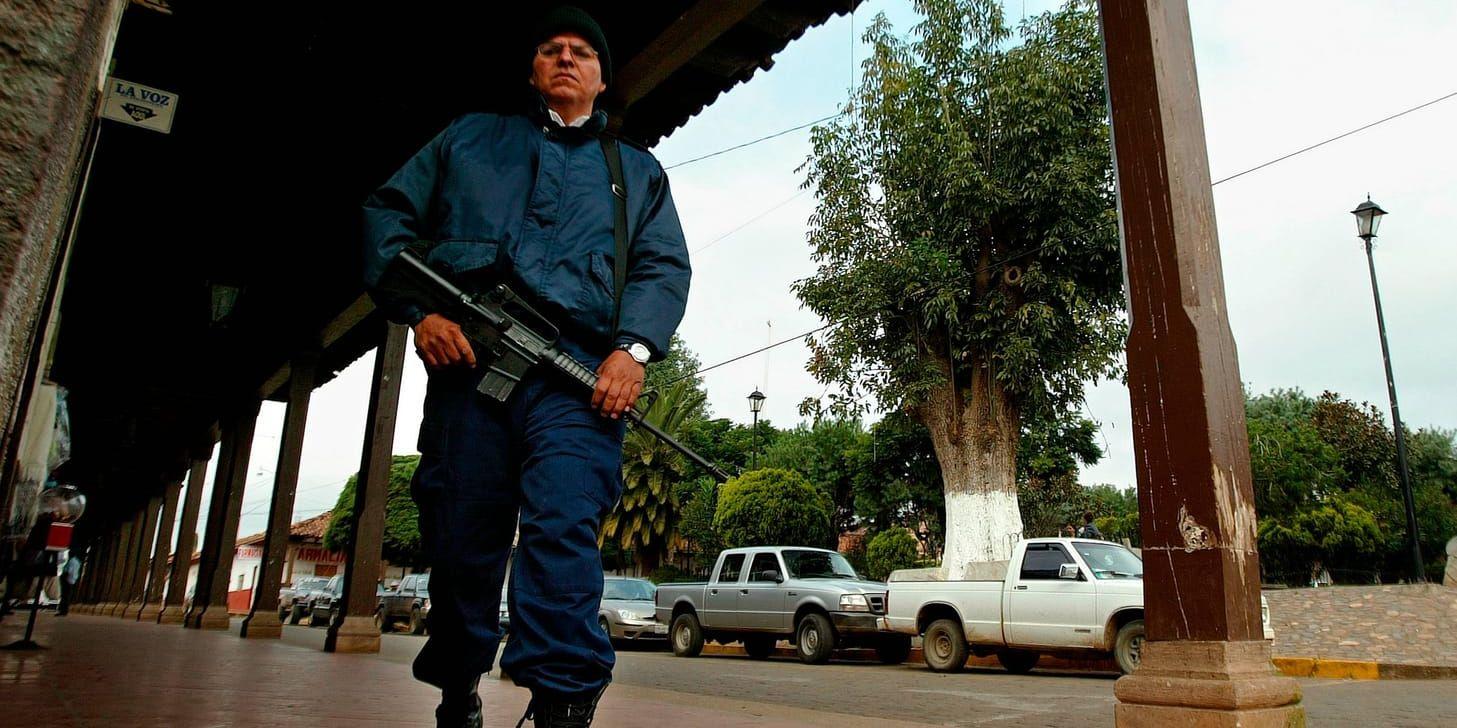Polis patrullerar i Villa Madero i den hårt våldsdrabbade delstaten Michoacan. Arkivbild.