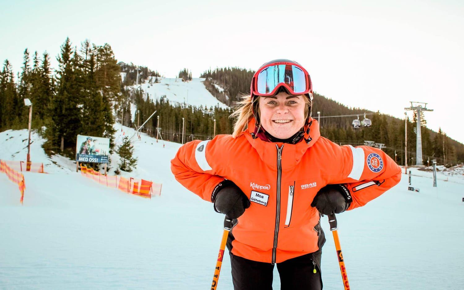 24-åriga skidläraren Moa Byström är inne på sin sjätte vinter som säsongsarbetare i Kläppen. Bild: Martin Björklund