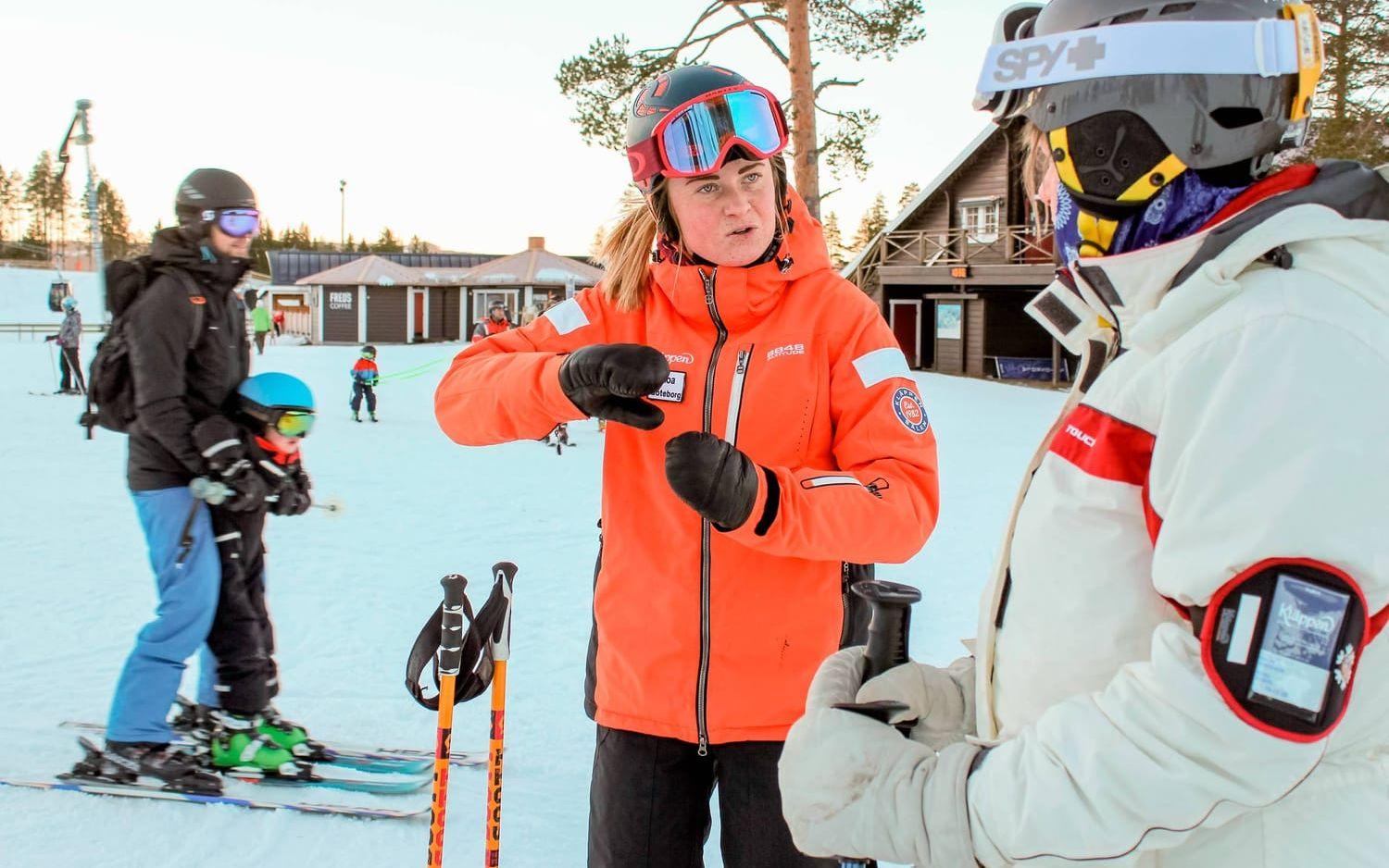 Moa Byström instruerar Birgitta Svensson, som fick en skidlektion i födelsedagspresent av sina barn. Bild: Martin Björklund