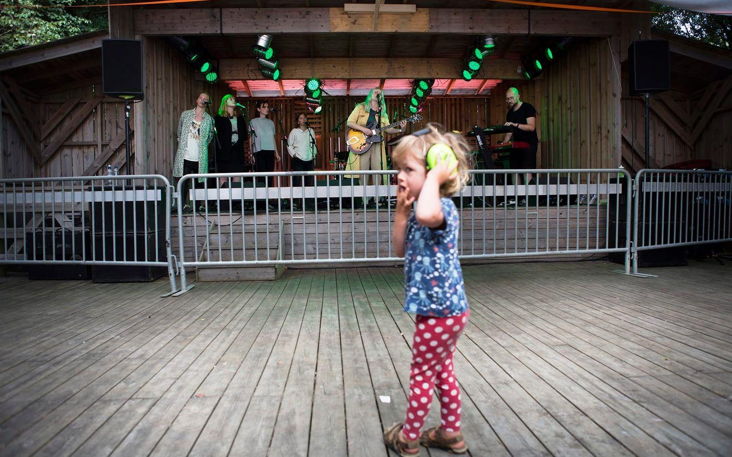Lycke Carlsson Evert, 2,5 år, tittar på Mira Aasma som spelar på scenen. Bild: Tomas Ohlsson