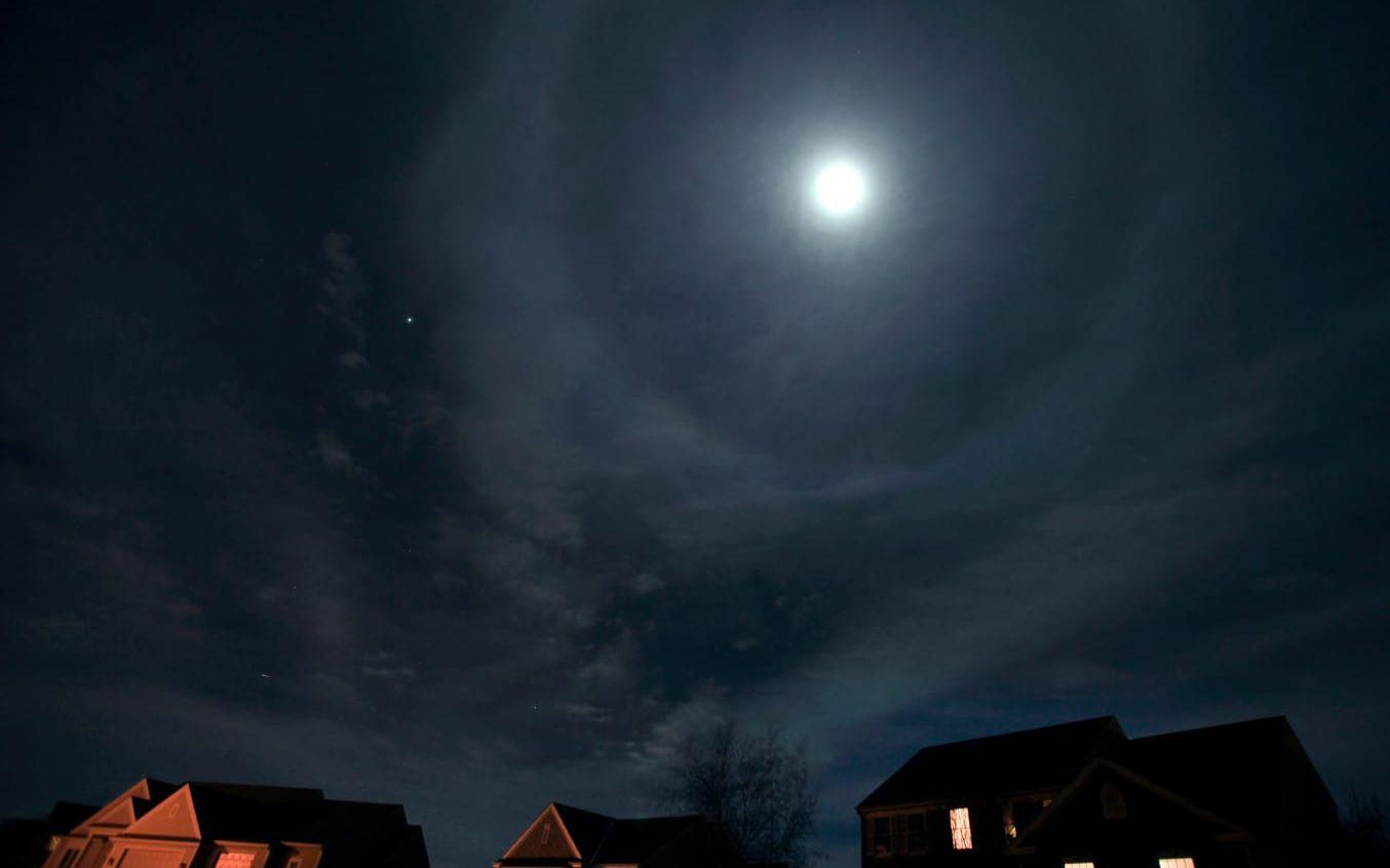 Så här kan det se ut när det uppstår en halo runt månen. Foto: TT
