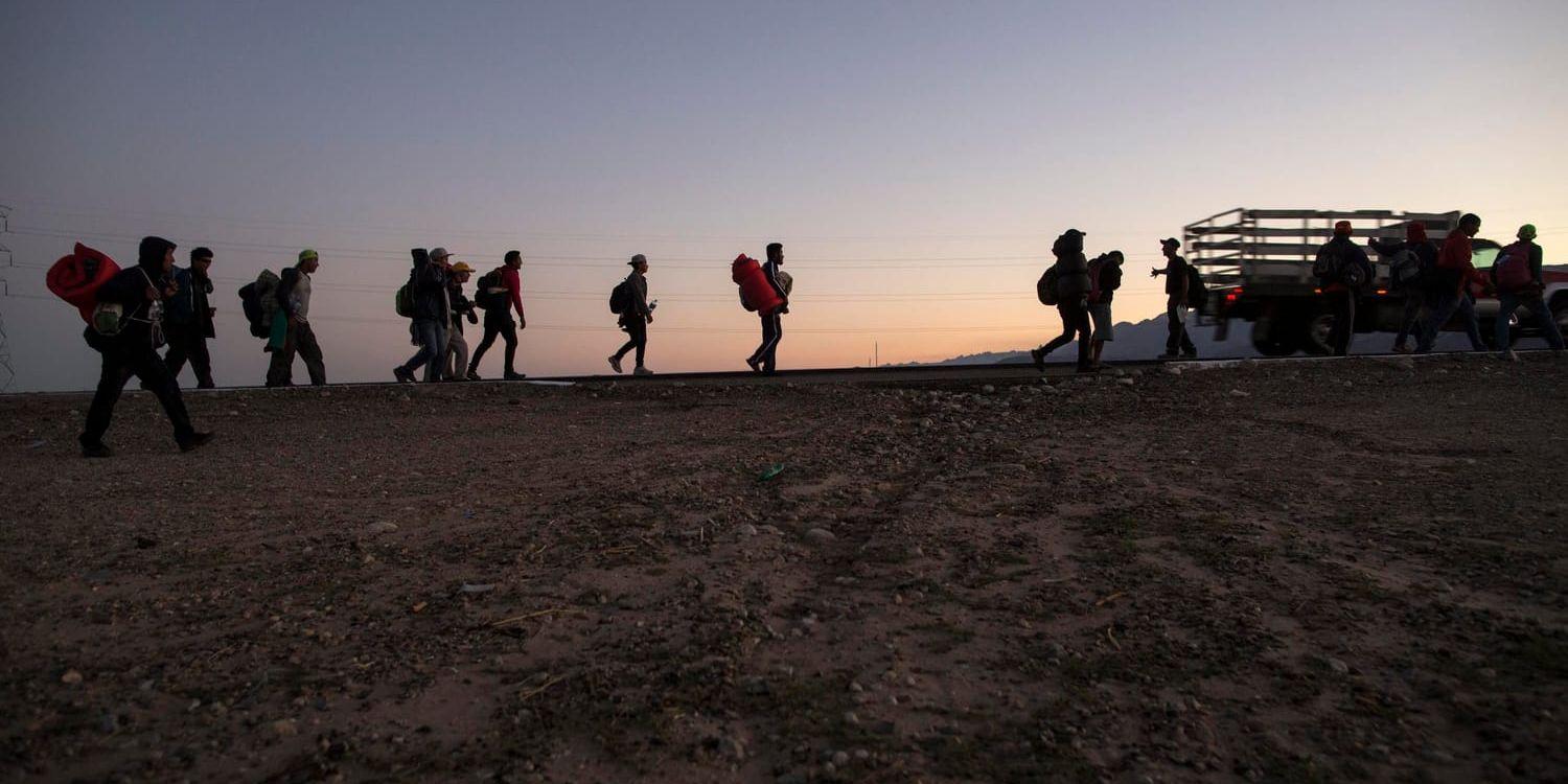 Migranter från Centralamerika går mot den amerikanska gränsen. Arkivbild.