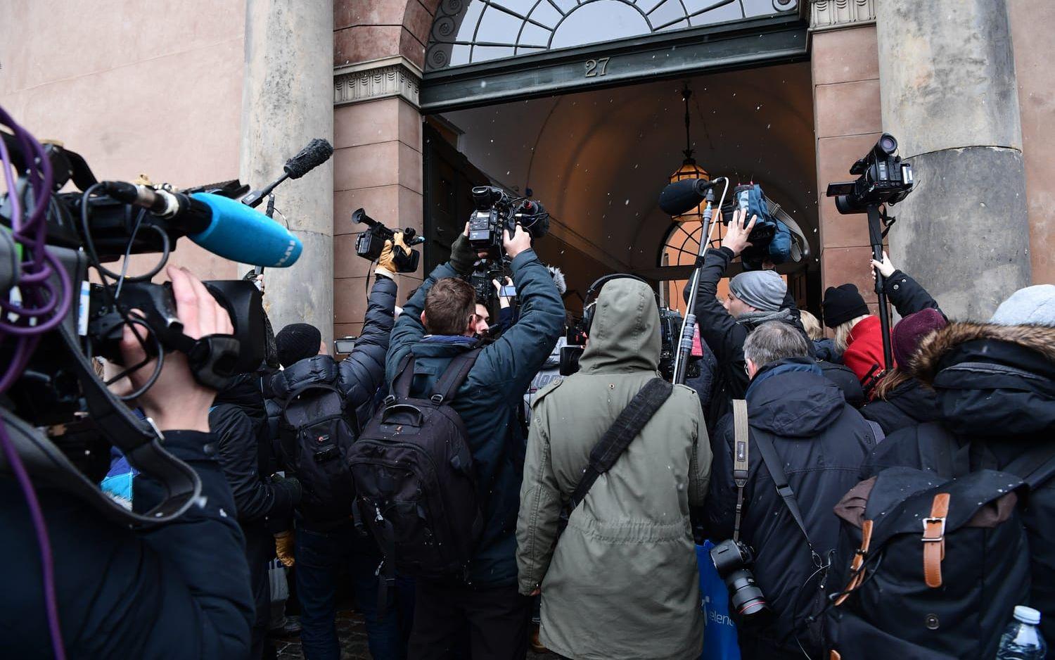 Journalister utanför Köpenhamns byret, där rättegången mot Peter Madsen inleds på torsdagen.